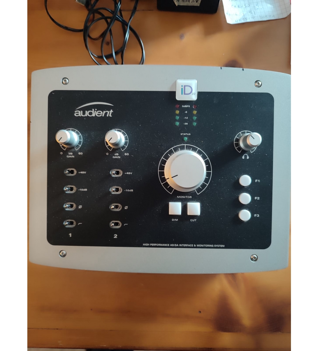 AUDIENT iD22 iD22 trasformerà la vostra DAW in un sistema di recording di prima classe connettendo direttamente i vostri microfoni, computer e monitor