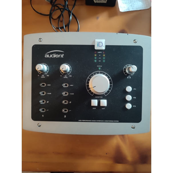 AUDIENT iD22 iD22 trasformerà la vostra DAW in un sistema di recording di prima classe connettendo direttamente i vostri microfoni, computer e monitor