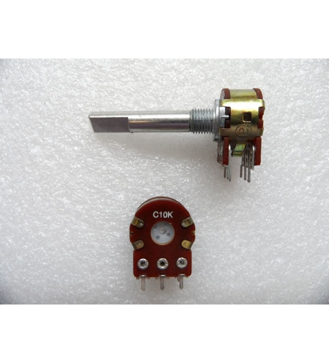 Potenziometro 10KCx2 perno lungo in metallo con rotazione a "click" [B027MN237]