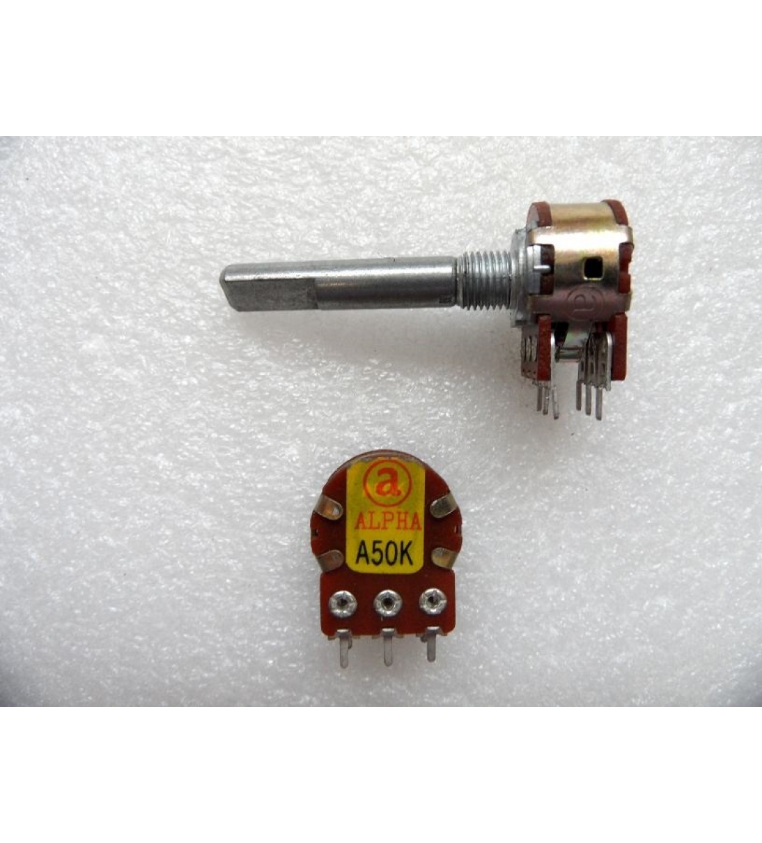 Potenziometro 50KAx2 perno lungo in metallo [B027MN238]