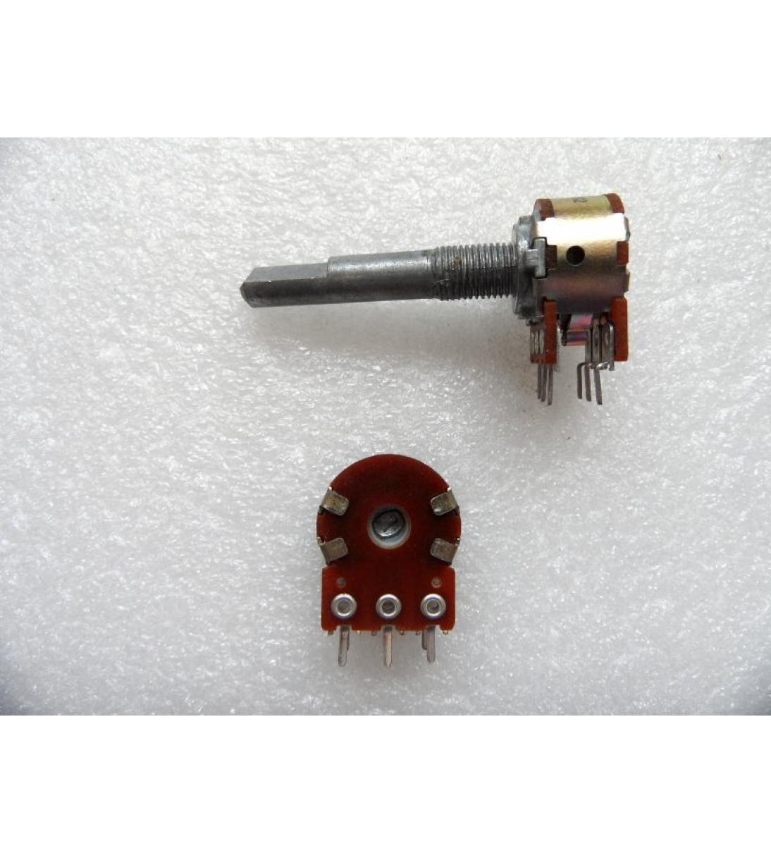 Potenziometro20KAx2 perno lungo in metallo con rotazione a "click" [B027MN213]