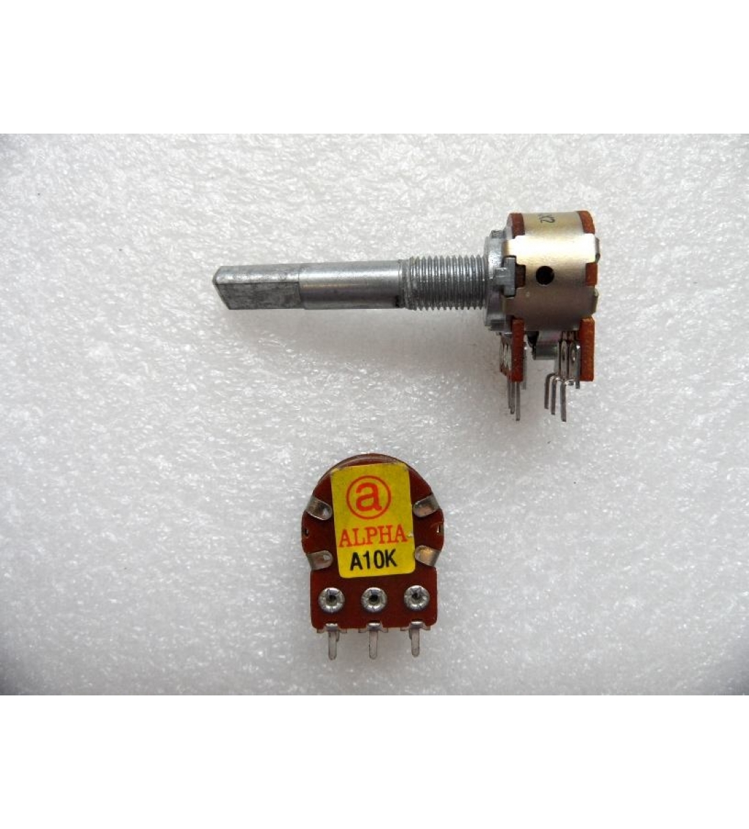 Potenziometro 100KD perno lungo in metallo - [B027MN233]