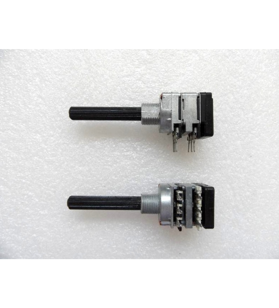 Potenziometro originale doppio da 2K2A e 1KA con rotazione a "click" [B027MN209]
