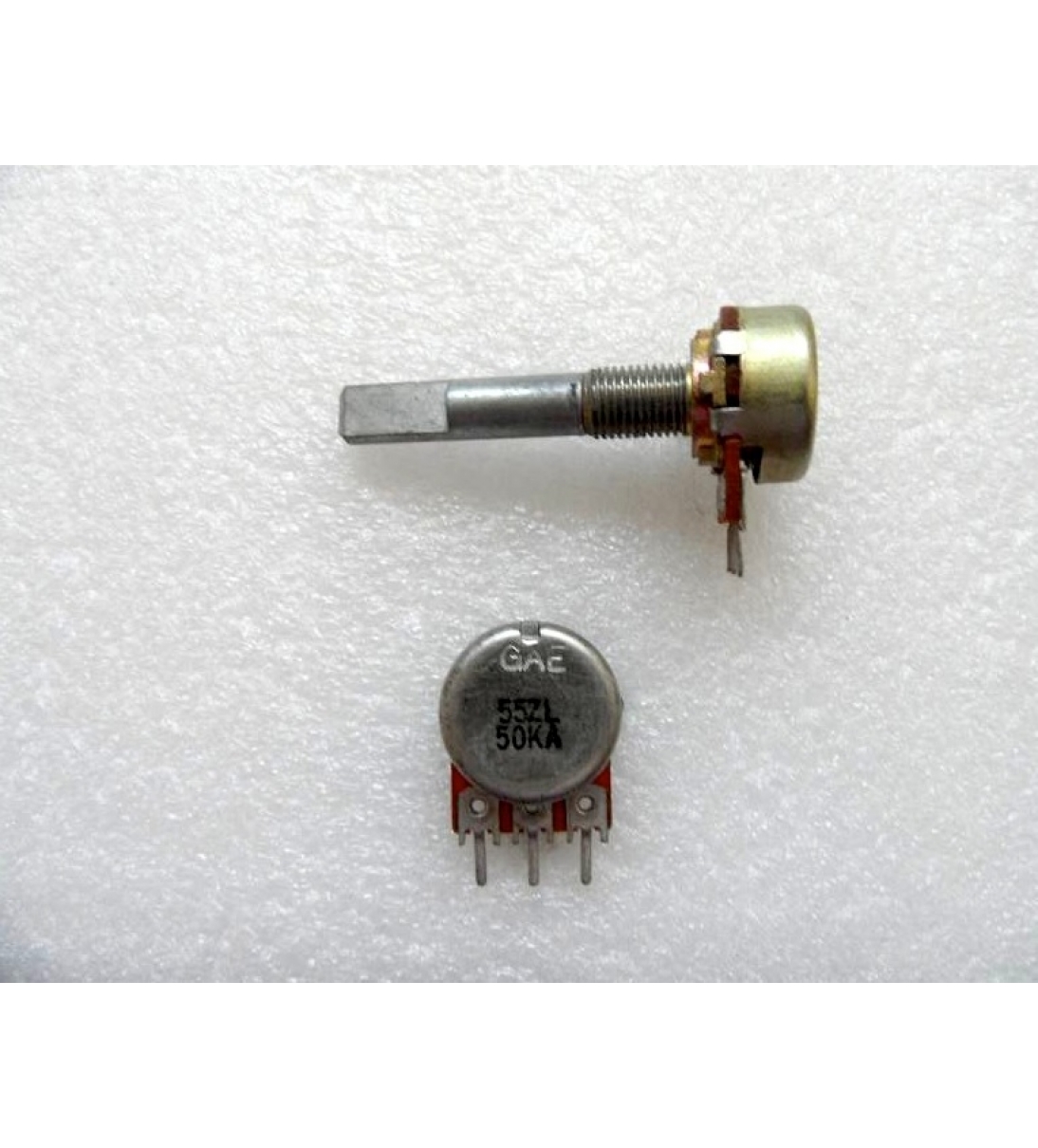 Montarbo Potenziometro 50KA perno lungo in metallo [B027MN221]