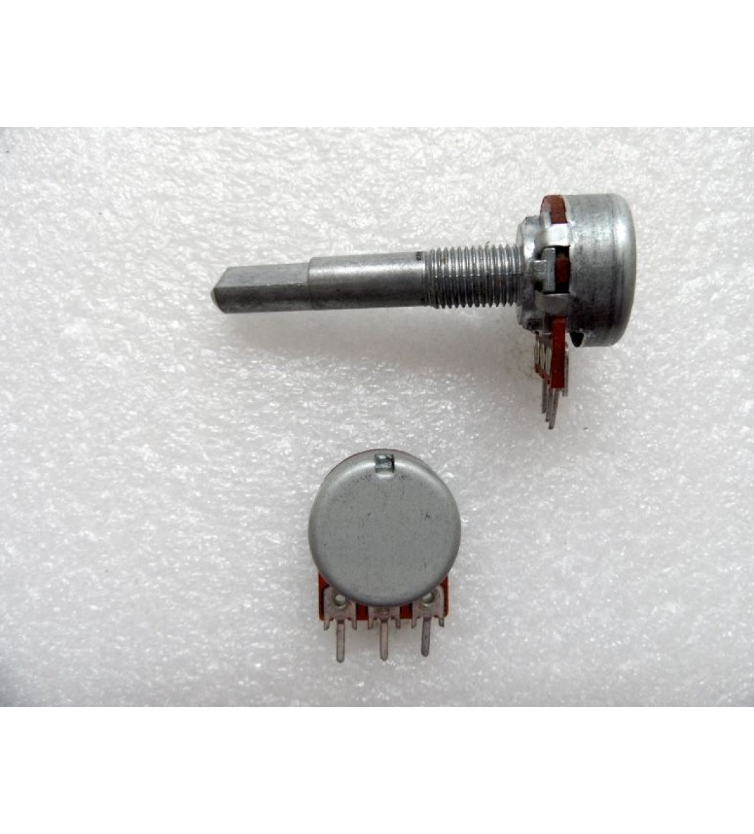 Potenziometro originale Behringer da 1KC perno lungo in metallo con rotazione a "click" 