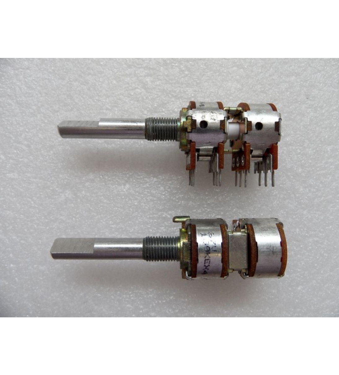 Potenziometro 100KEx4 perno lungo in metallo con rotazione a "click"  [B027MN234]