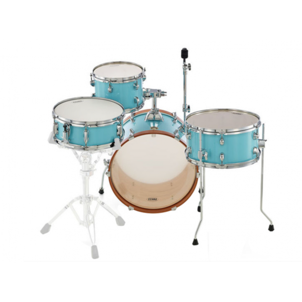 TAMA LJK48S-AQB Club Jam Aqua Blue riprende alcune idee dai kit vintage, come un supporto per piatti montato direttamente